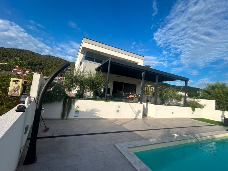 Terrasse mit Pool und Außendusche bei einem Haus in Kroatien