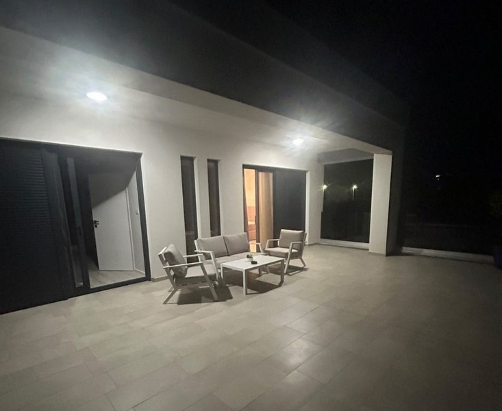 Beleuchtete Terrasse mit Sitzgruppe am Abend