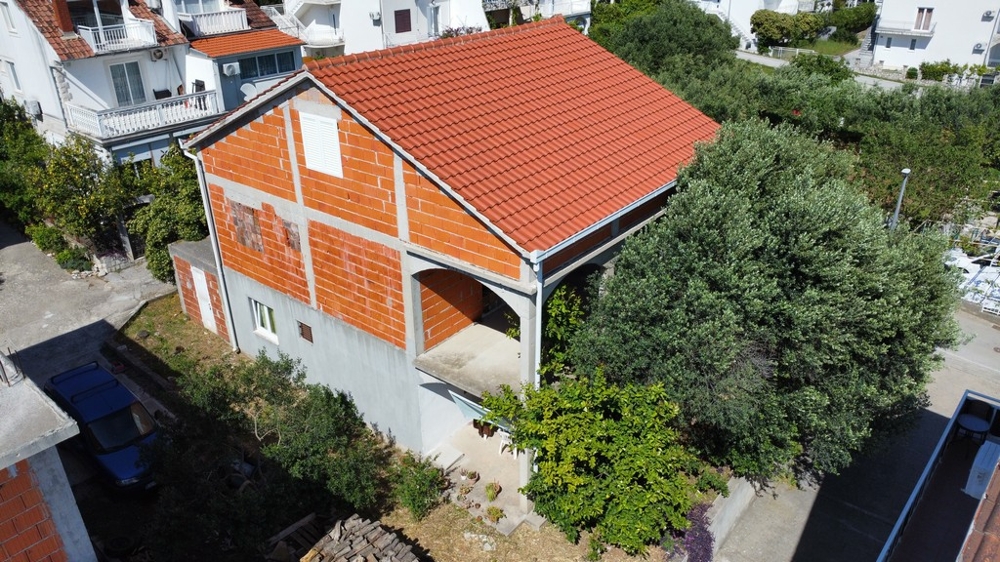 Ansicht des Rohbaus mit rotem Ziegeldach in Orebic