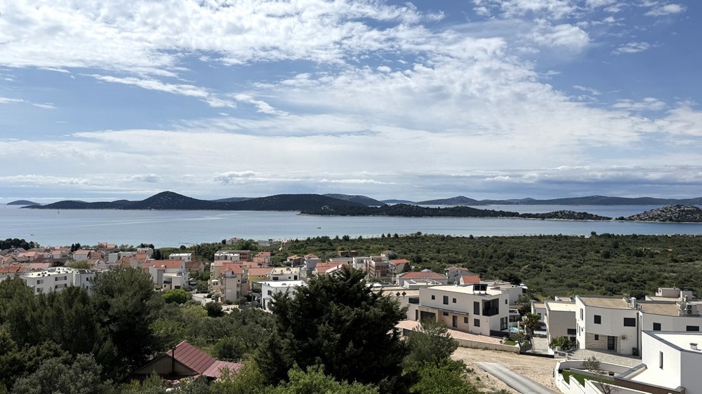 Panoramablick auf das Meer und die Inseln vor Vodice