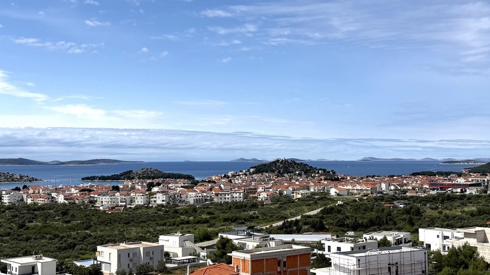 Aussicht über Vodice auf die vorgelagerten Inseln