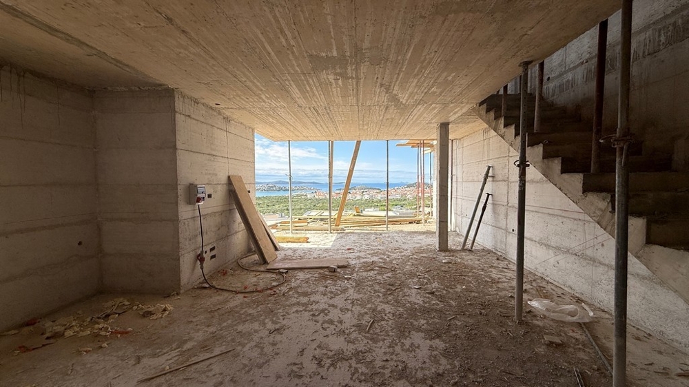 Innenbereich im Rohbau mit Treppe und Meerblick