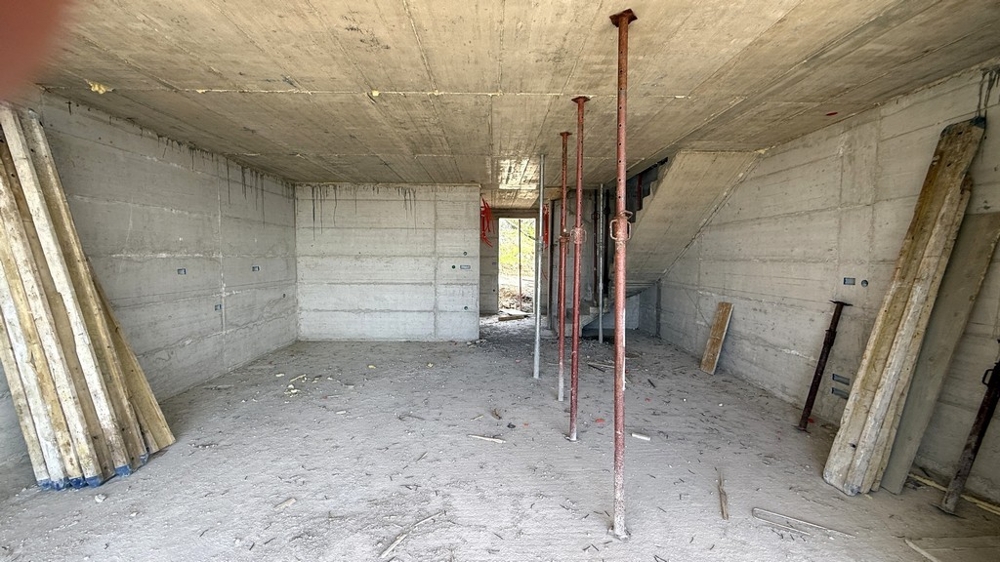Innenraum im Rohbau mit Fensteröffnungen