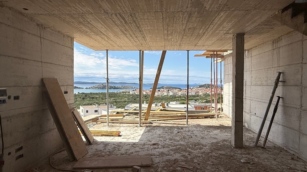 Große Fensterfront im Rohbau mit Meerblick in Kroatien