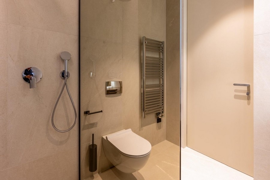 Badezimmer mit Dusche, WC und Handtuchheizkörper