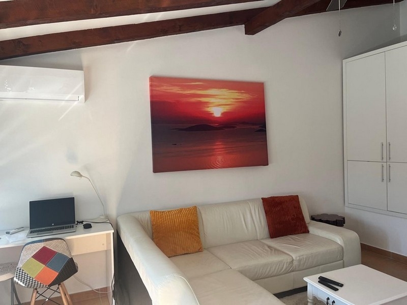 Wohnbereich mit Sofa und Schrank