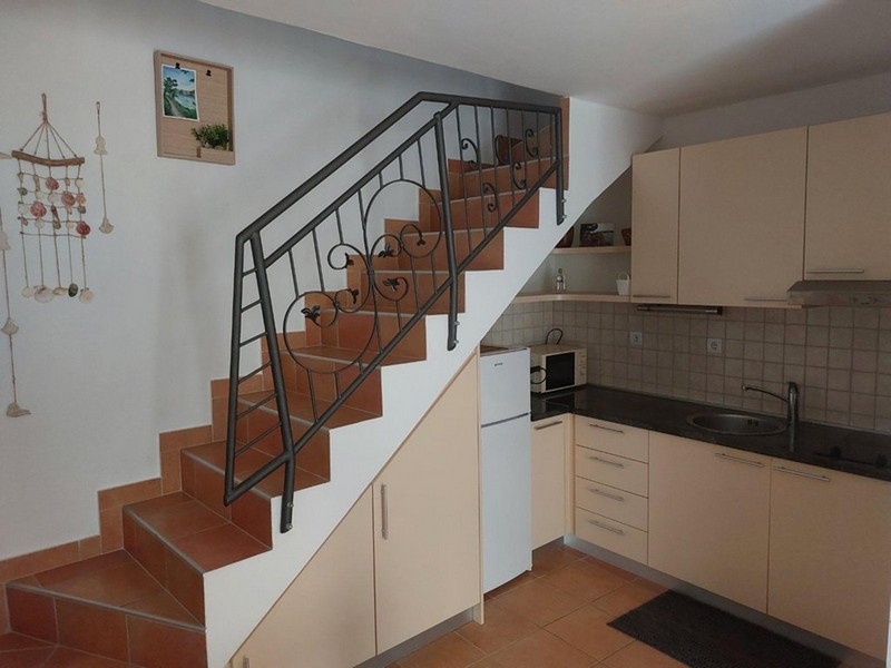 Küche mit Treppenaufgang