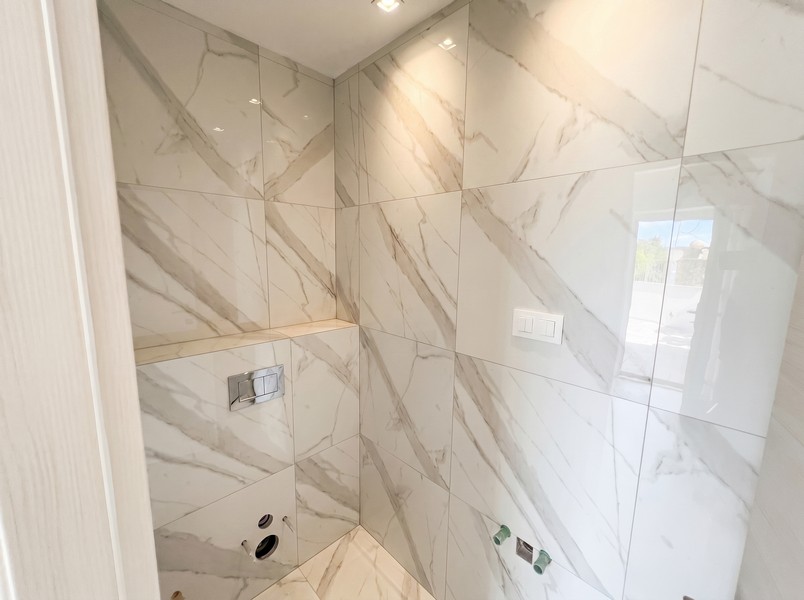 Badezimmer mit Marmorfliesen