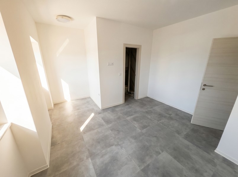 Helles Zimmer mit Fliesenboden
