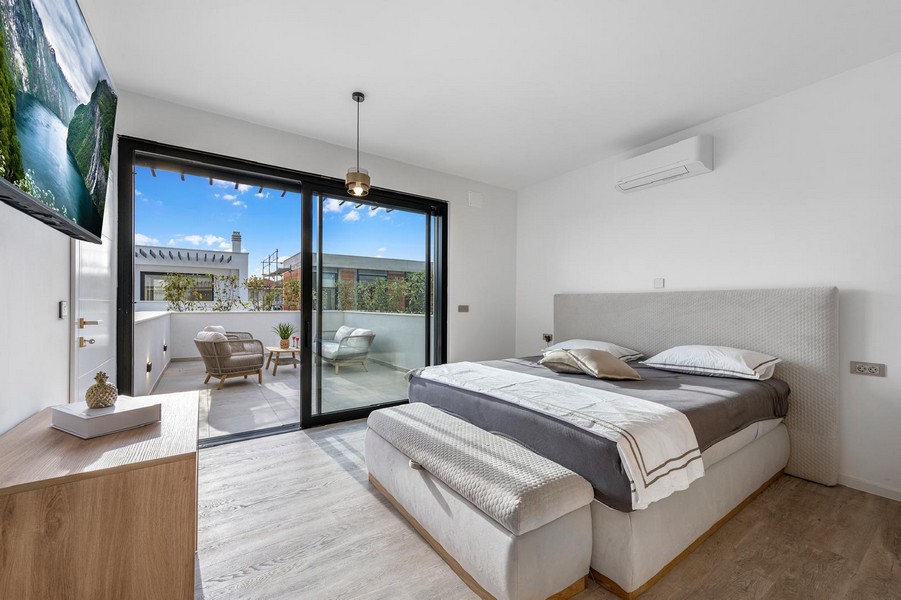 Schlafzimmer mit Zugang zur Terrasse.