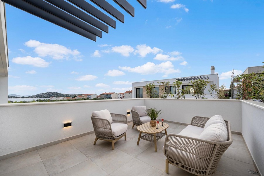Terrasse mit Blick bis zum Meer.
