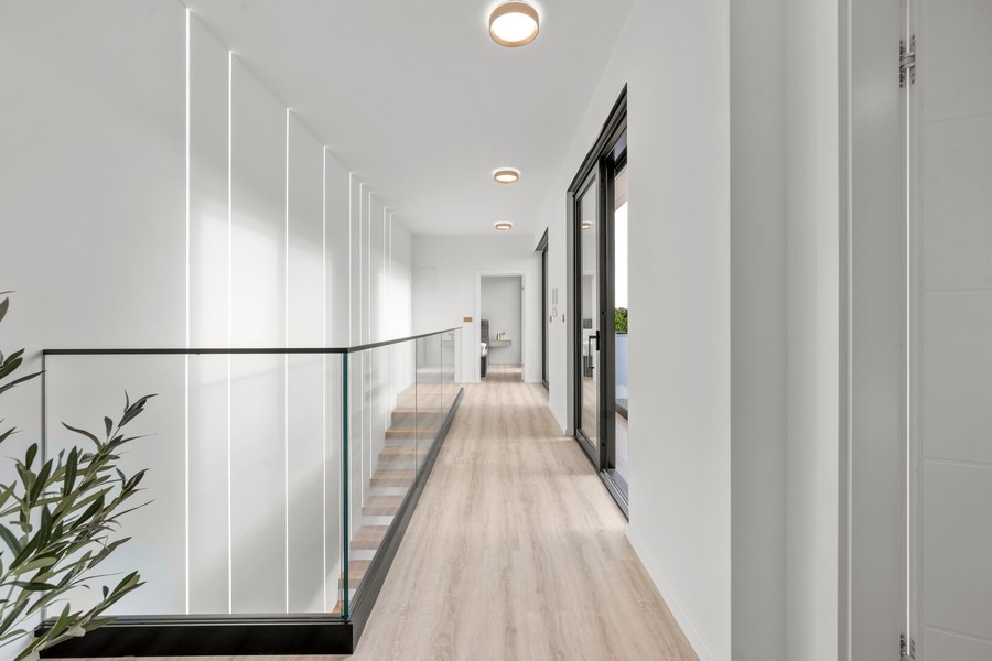 Galerie im Obergeschoss mit Glasgeländer