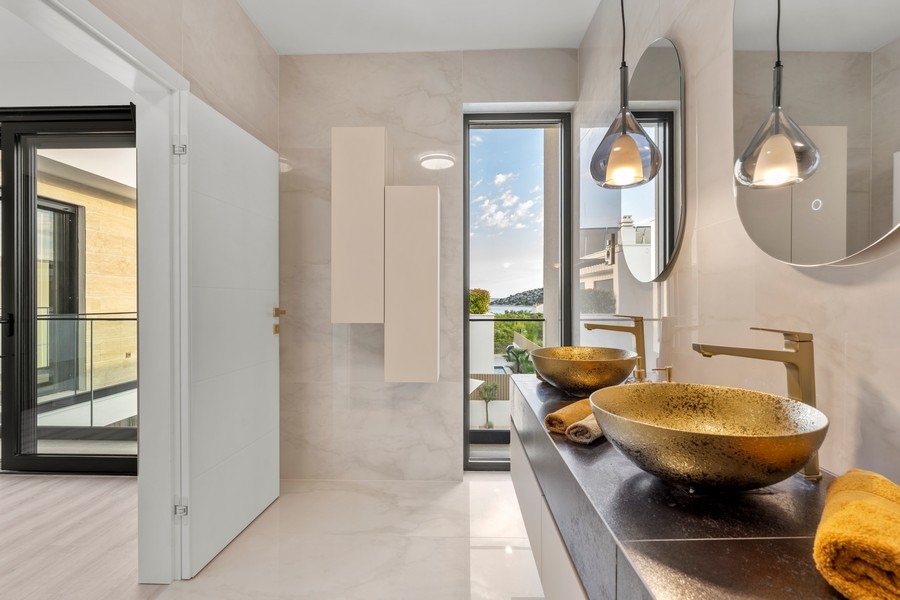 Badezimmer mit zwei goldenen Waschbecken