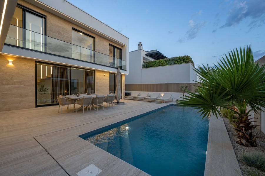 Villa mit Pool und Sonnenterrasse am Abend