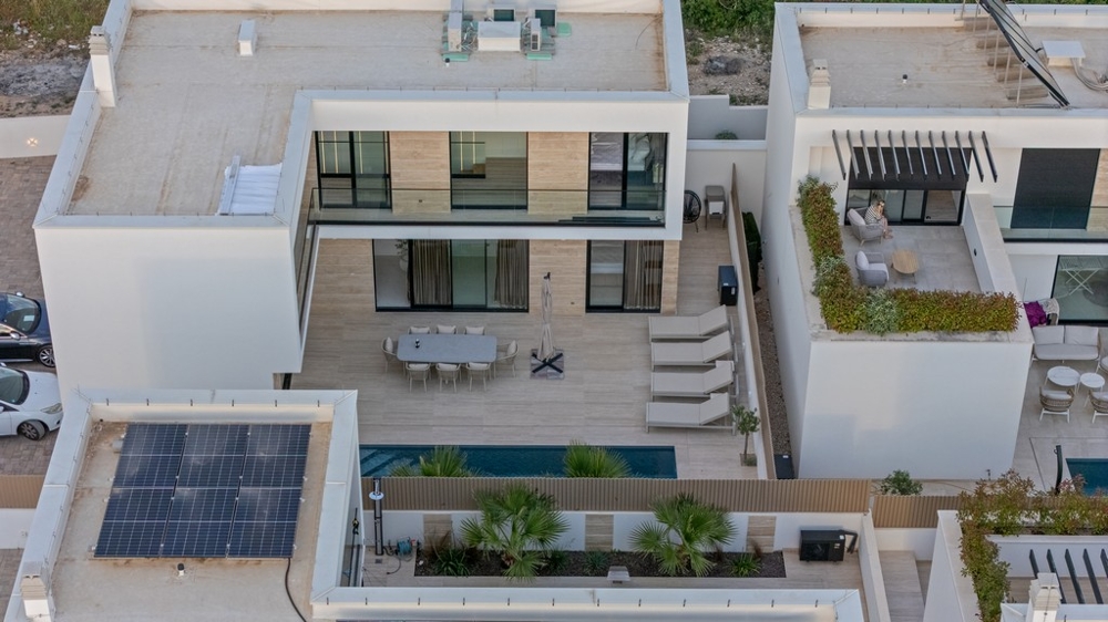 Villa mit Pool und Solaranlage aus der Vogelperspektive