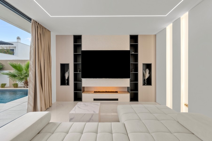 Wohnzimmer mit Fernsehwand und Einbauregalen