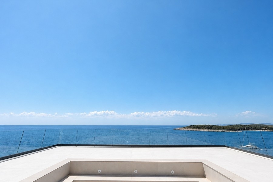 Flachpool auf der Dachterrasse mit Meerblick