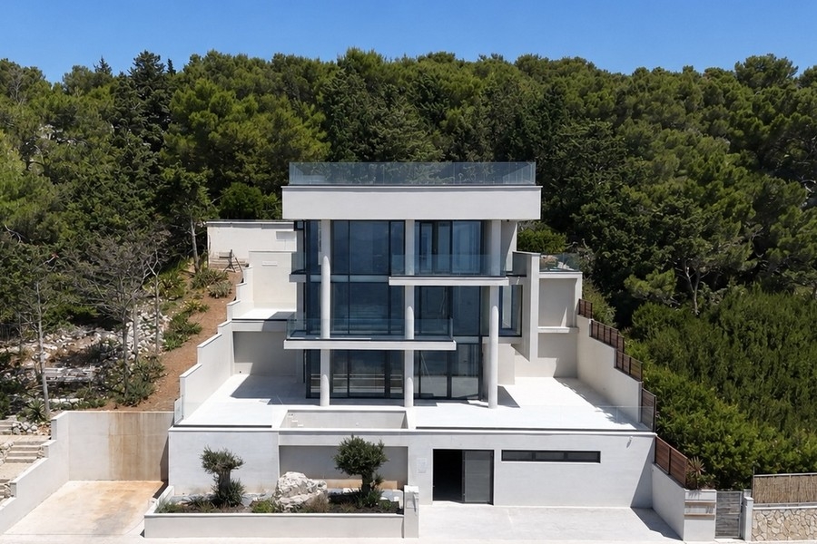 Außenansicht der Neubauvilla mit Zufahrt auf Hvar
