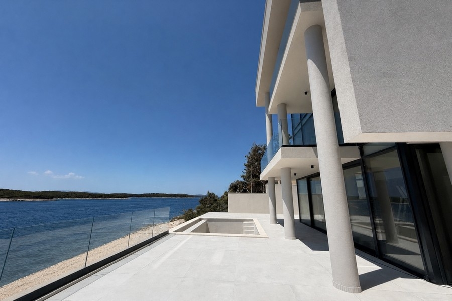 Dachterrasse mit Flachpool und Blick auf das Meer