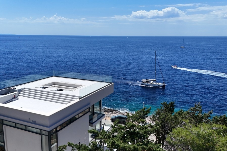 Blick von der Dachterrasse auf das offene Meer