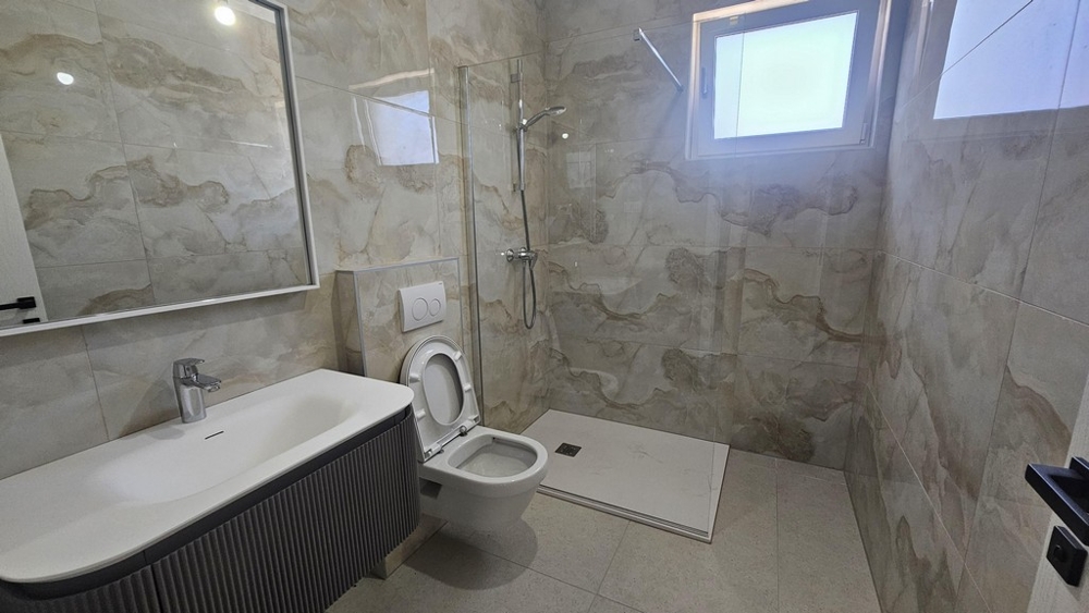 Badezimmer mit Dusche und Badewanne