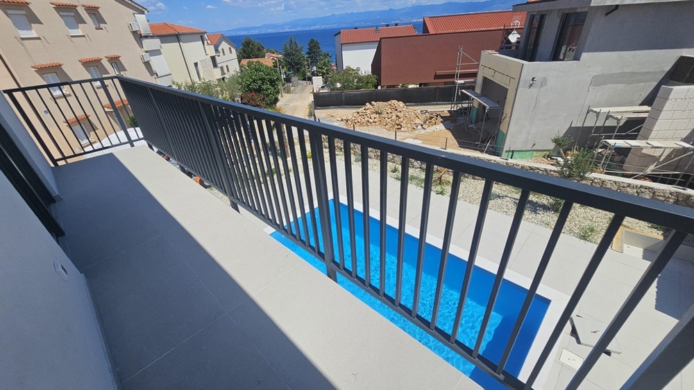 Balkon mit Blick auf den Pool