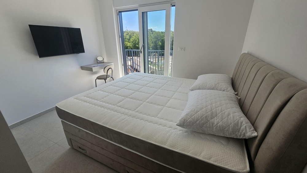 Schlafzimmer mit Zugang zum Balkon