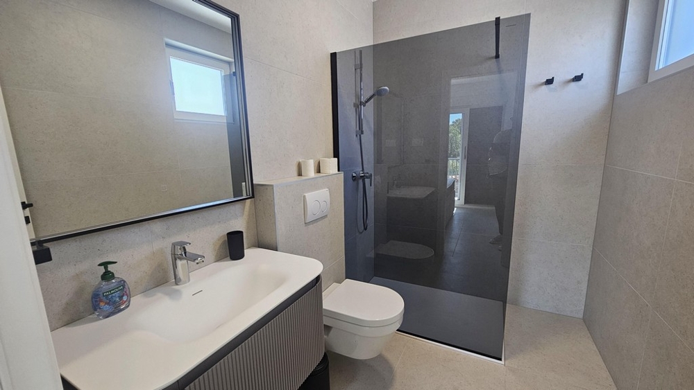 Badezimmer mit Dusche und Waschtisch