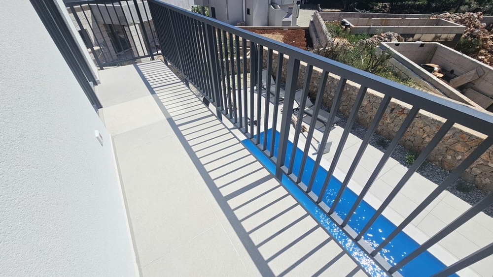 Balkon mit Blick auf den Pool in Kroatien