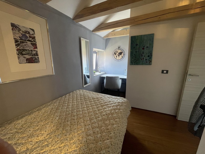 Schlafzimmer mit Doppelbett, Wandbild und Fenster