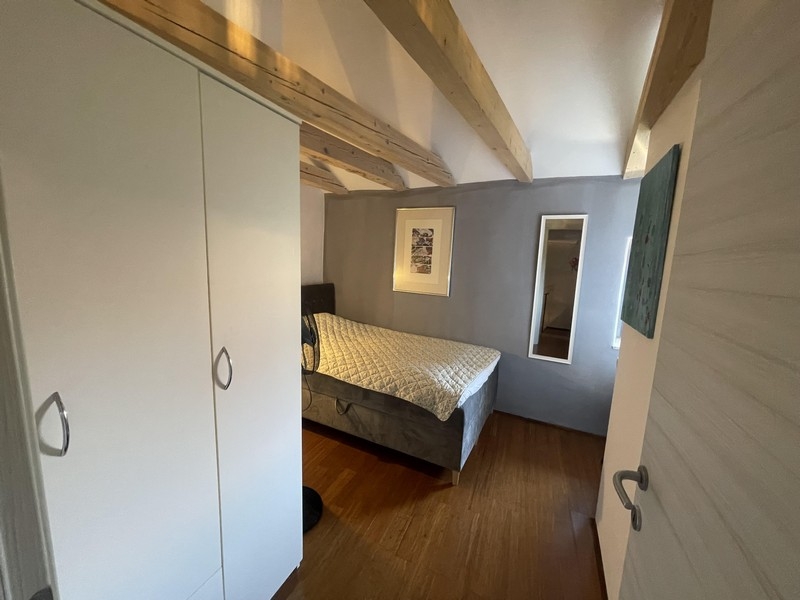 Schlafzimmer mit Kleiderschrank im Dachgeschoss
