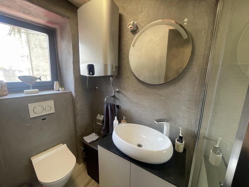 Badezimmer mit Waschtisch und Toilette