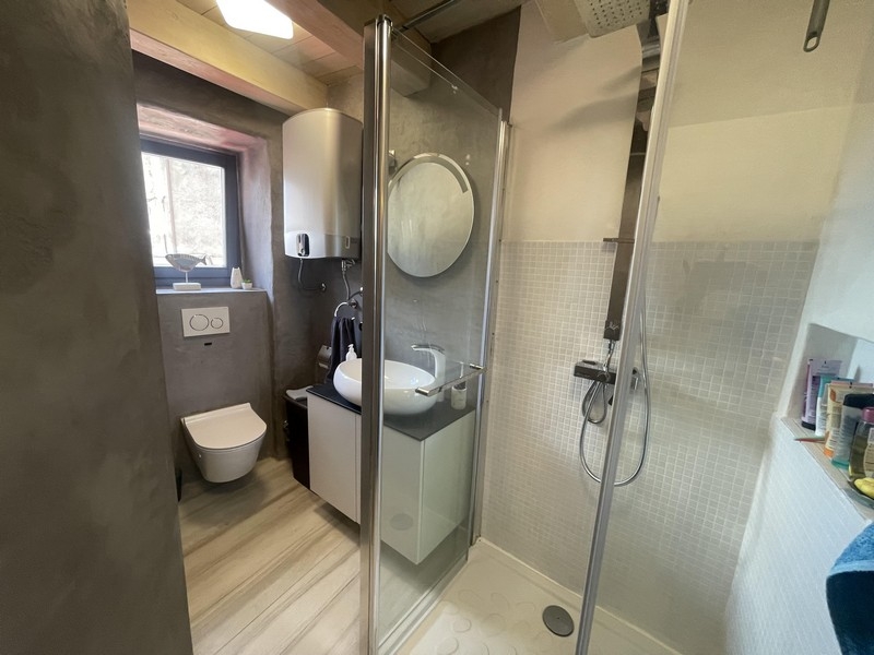 Badezimmer mit Glasdusche