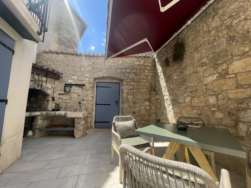 Innenhof mit gemauertem Grill und Markise