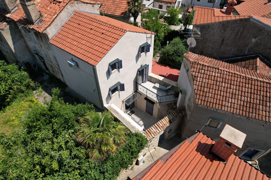 Luftaufnahme des Steinhauses inmitten der Altstadt von Krk