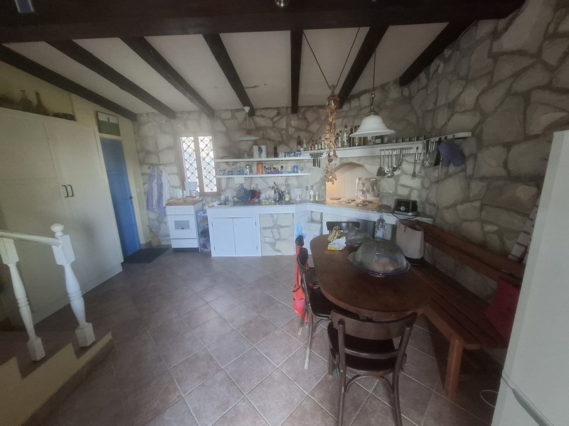 Küche mit Essbereich und Natursteinwand im Haus auf Solta