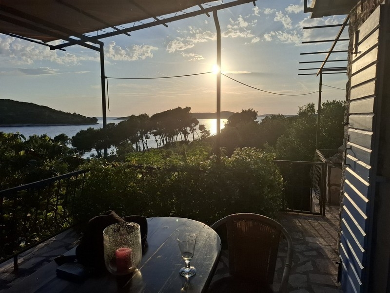 Terrasse mit Meerblick bei Sonnenuntergang in Sesula