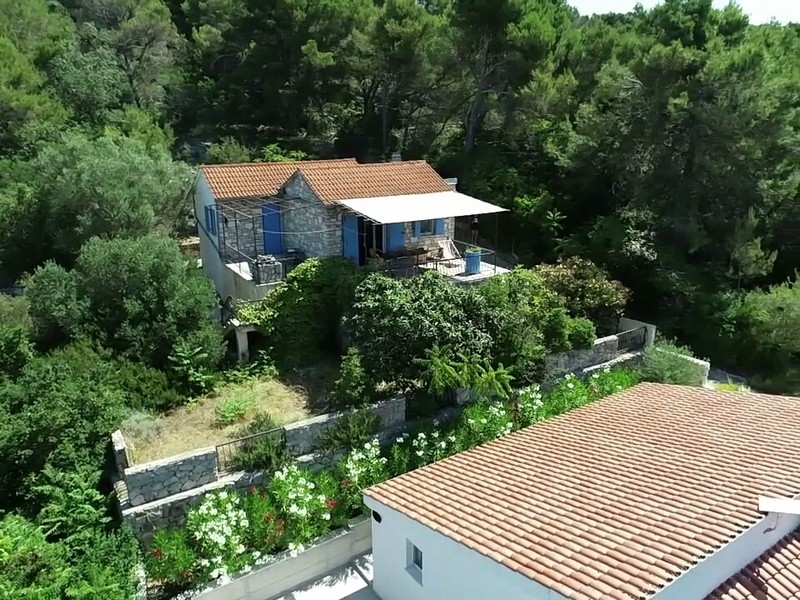 Haus mit blauen Fensterläden und überdachter Terrasse auf Solta