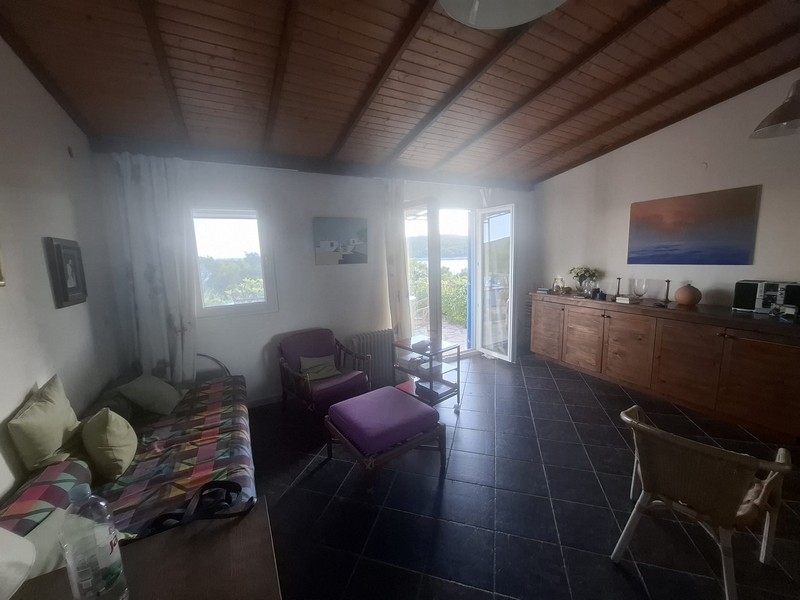 Wohnzimmer mit Zugang zur Terrasse und Blick zum Meer