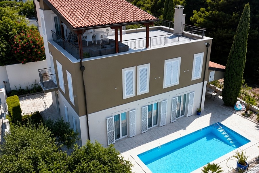 Luftaufnahme der Villa mit Pool und Dachterrasse auf Brac