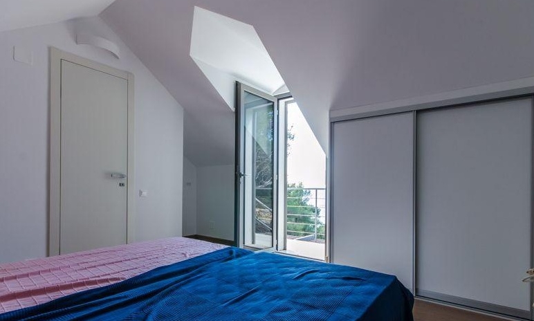 Schlafzimmer im Dachgeschoss mit Balkontür