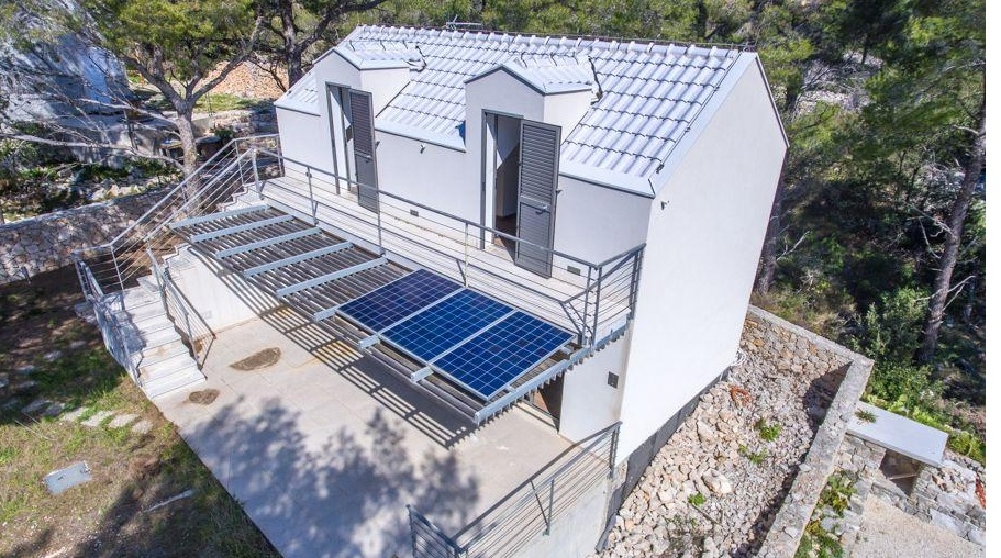 Luftaufnahme des Hauses mit Solaranlage auf dem Dach