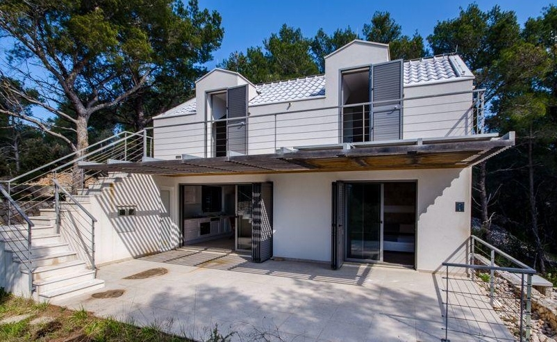 Modernes Haus mit Terrasse und Außentreppe auf Brac