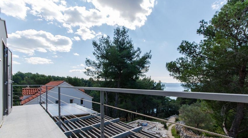 Balkon im Dachgeschoss mit Blick auf das Meer