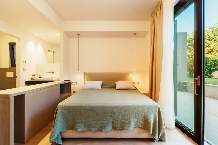 Schlafzimmer mit Fensterfront und Meerblick - H4083