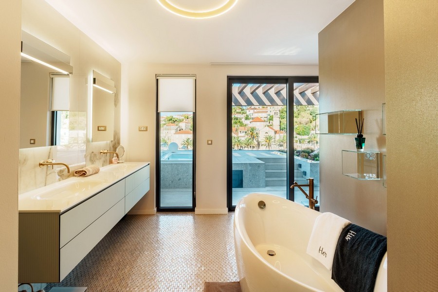 Badezimmer mit Doppelwaschtisch und Badewanne - H4083