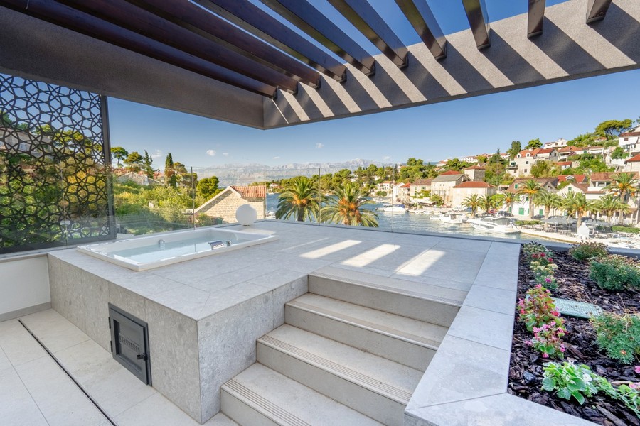 Terrasse mit Whirlpool und Blick auf Meer und Ortskern - H4083