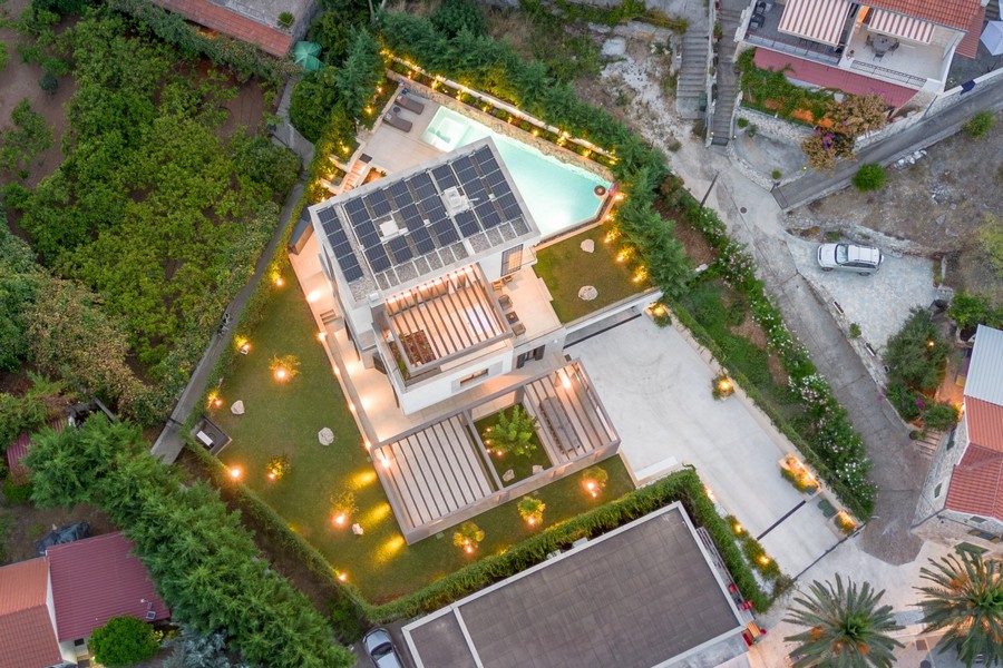 Luftaufnahme der Villa mit Garten und Pool - H4083