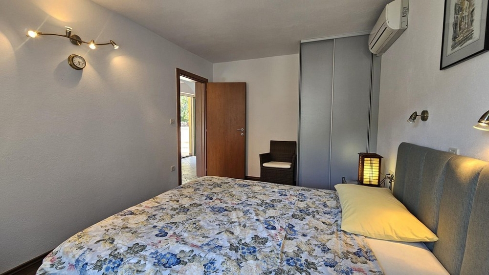 Schlafzimmer mit Doppelbett und Kleiderschrank