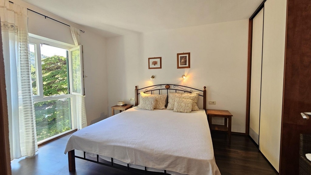 Helles Schlafzimmer mit Bett und Fenster